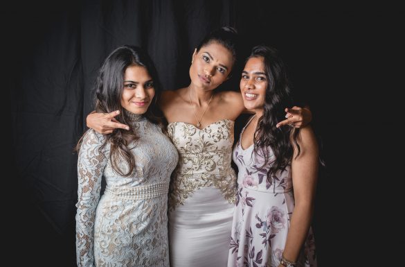 Portrait de la mariée et de 2 femmes devant un fond noir