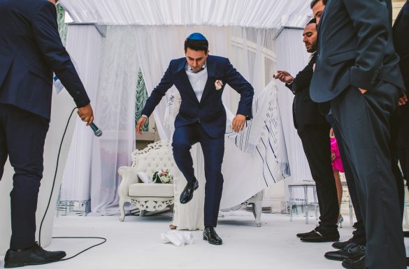 Mariage Juif, le marié casse un verre