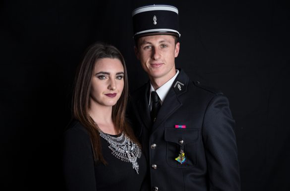 Portrait de couple devant un fond noir