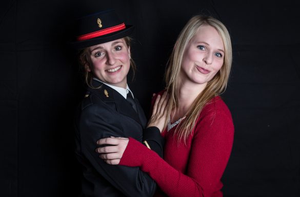 Portrait de 2 jeunes femmes devant un fond noir