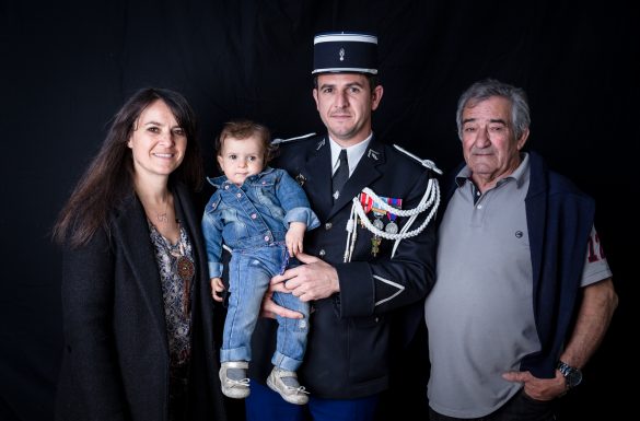 Portrait de famille devant un fond noir