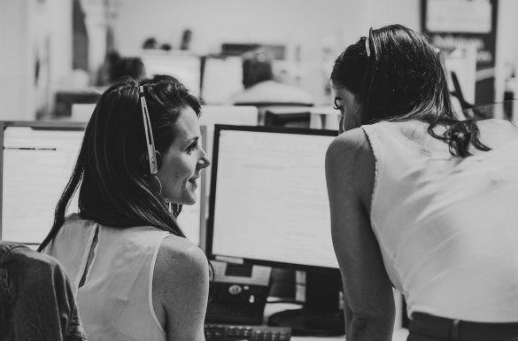 2 collègues au travail