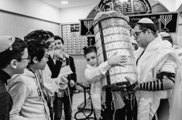 Bar Mitzvah porte la Torah