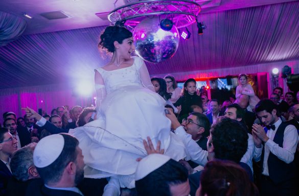 Mariée juive soulevé sur une chaise